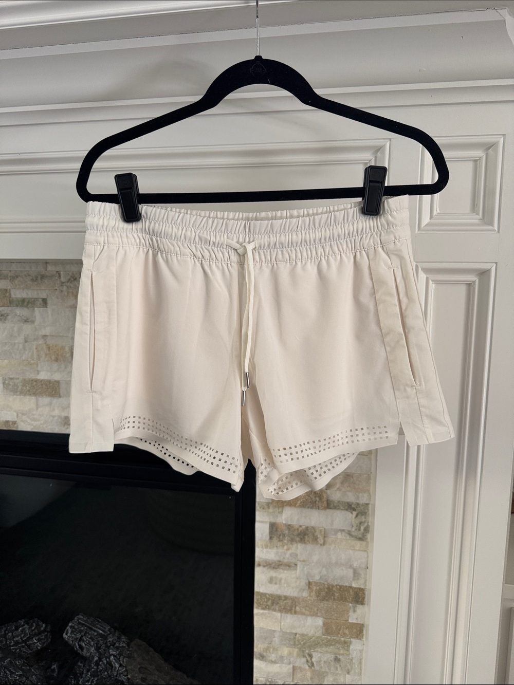 Athleta Cream Laser-Cut Athletic Shorts Size 6 Elastic Waist Pockets